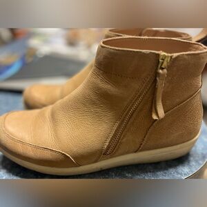 Vionic Light Tan Leather Footwear